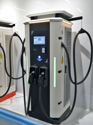 60kW डीसी ईवी चार्जर CCS1 CCS2 CHAdeMO GB/T 200-1000V OCPP 1.6J IP54 फास्ट चार्जिंग स्टेशन